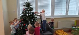2025 12 09 Zdobení stromku01